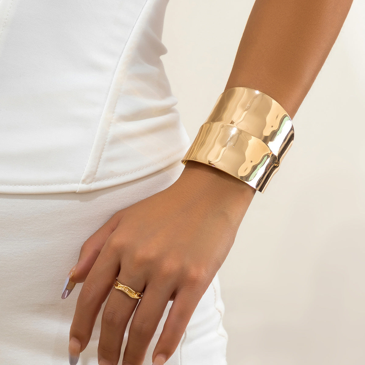 Fashionable Glossy Metal Bracelet Personalized Hollow Cross Design