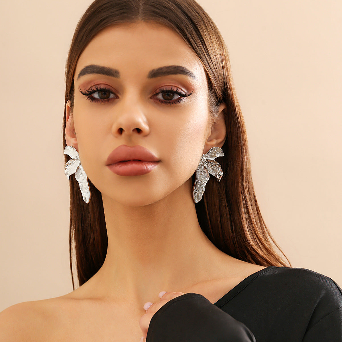 Retro Leaf Stud Earrings – Metal Flower Design, Vintage Style