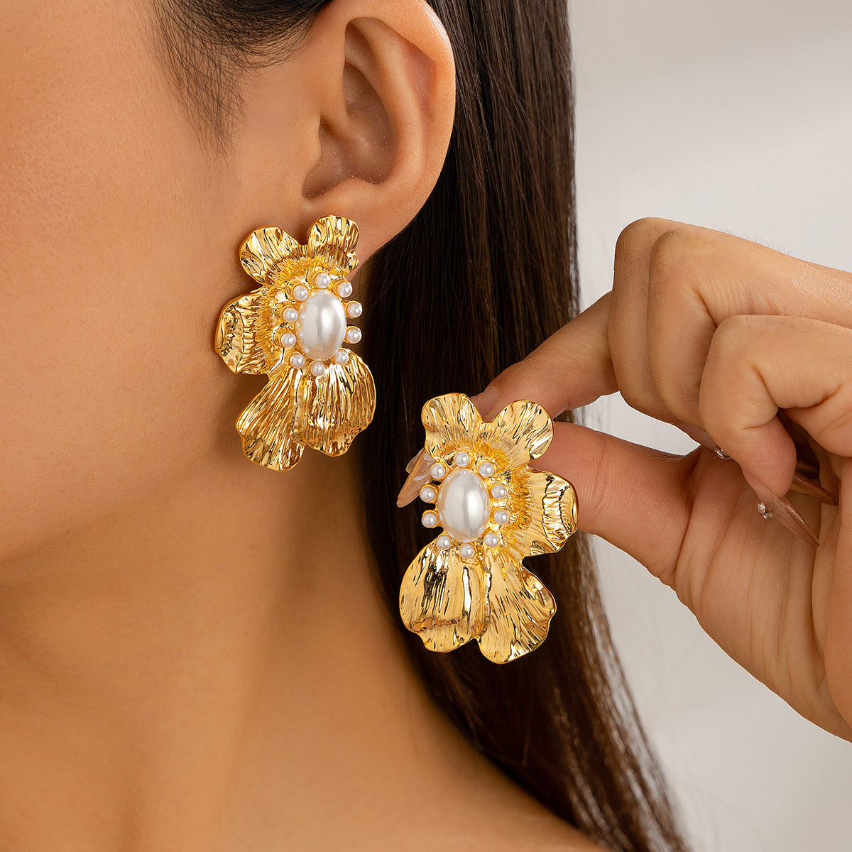 Retro Leaf Stud Earrings – Metal Flower Design, Vintage Style