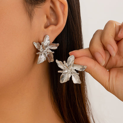 Retro Leaf Stud Earrings – Metal Flower Design, Vintage Style